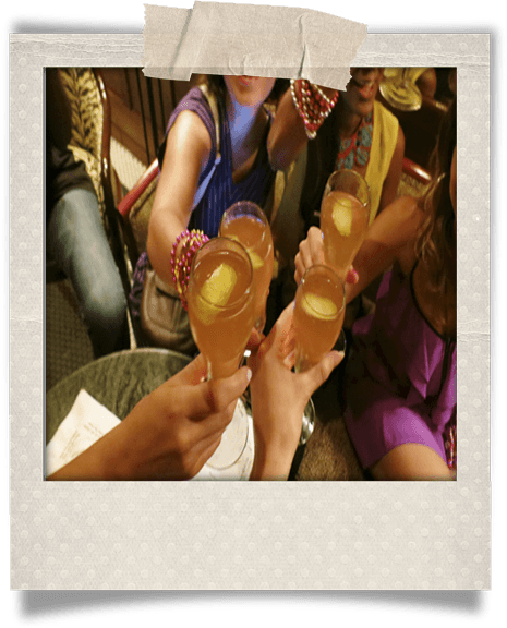 Mujeres brindando